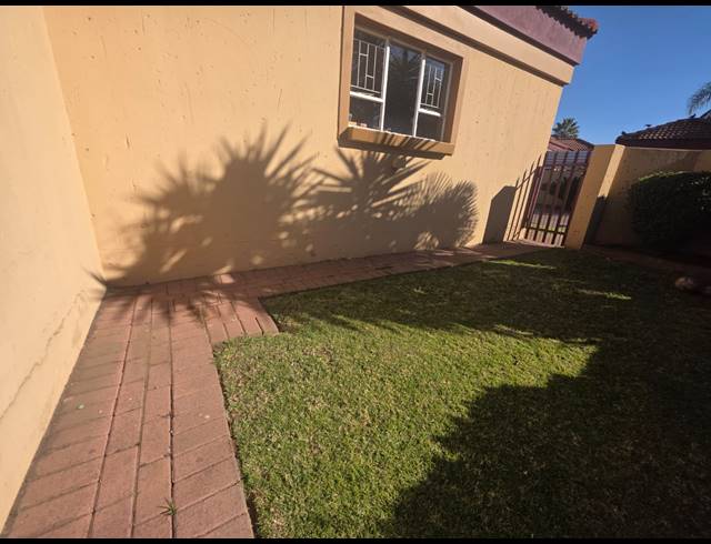 2 BEDROOM TOWNHOUSE FOR SALE IN VANDERBIJLPARK CE 2
